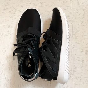 Adidas Tubular size 7